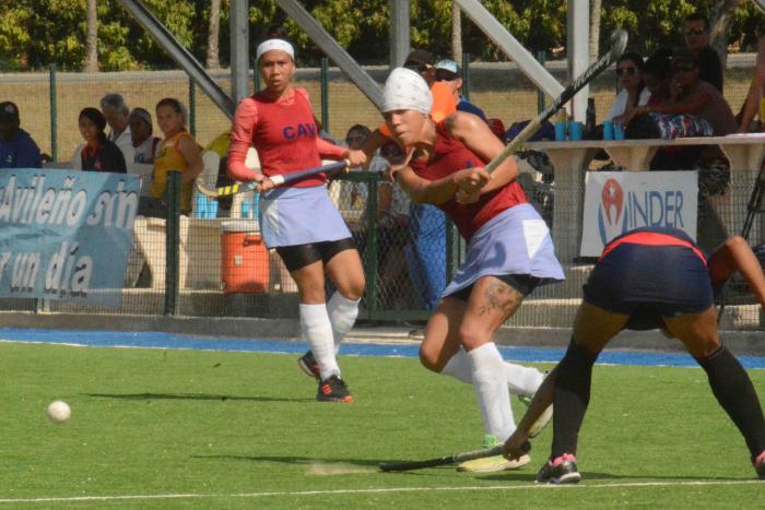 Juego entre los equipos de Ciego de Ávila (rojo) y Camaguey 