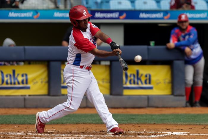 Andrés De La Cruz, de Agricultores (Cuba), batea frente Federales de Chiriquí (Panamá) durante la 65 Serie del Caribe Gran Caracas 2023,