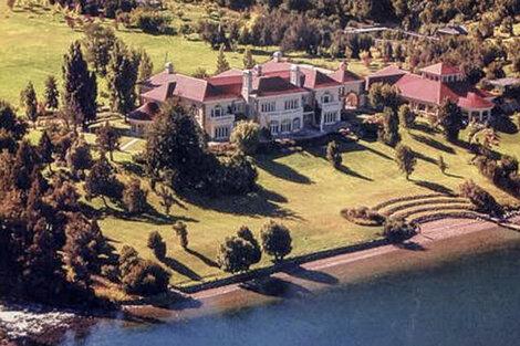 Las 12 000 hectáreas de tierra que posee el magnate británico Joe Lewis en la Patagonia argentina, con una inmensa mansión y hasta pista de aterrizaje