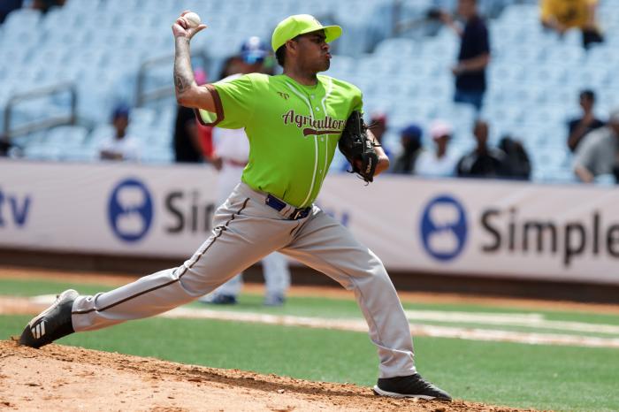 César García, de Agricultores (Cuba) lanza frente a Indios de Mayagüez (Puerto Rico) 