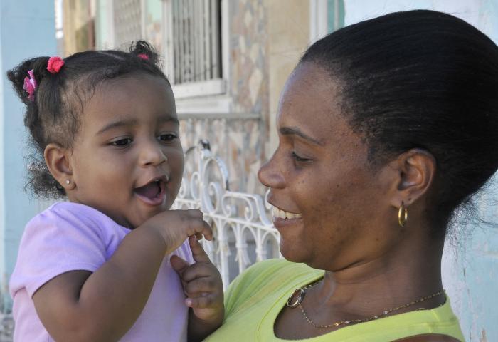 Niña feliz en Cuba.