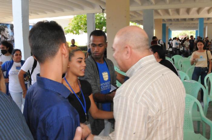 Pie: Morales Ojeda intercambió con los estudiantes en la Universidad de Cienfuegos