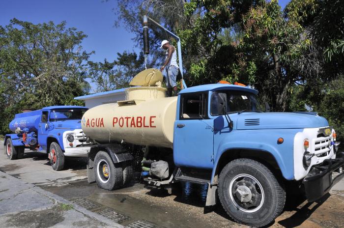 Recorrido  por  donde los trabajadores de Aguas de la Habana estan trabajando,pipas de agua