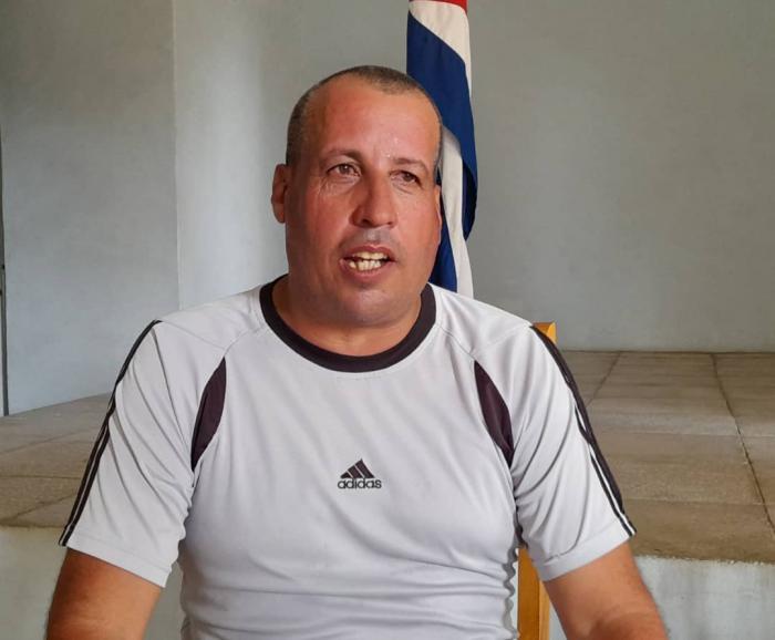 Milton llega a candidato al Parlamento amparado en su prestigio como labriego. Foto: Lourdes Pichs