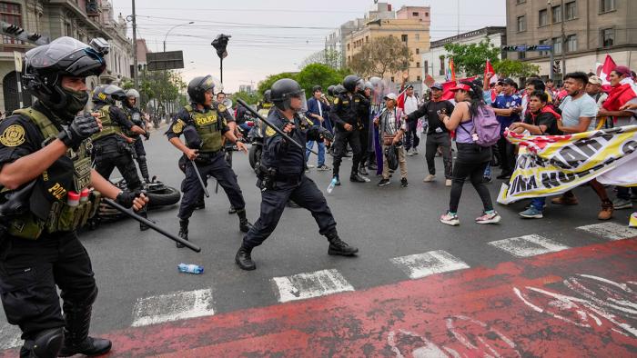 Las protestas en Perú se mantienen a pesar de la represión policial. 