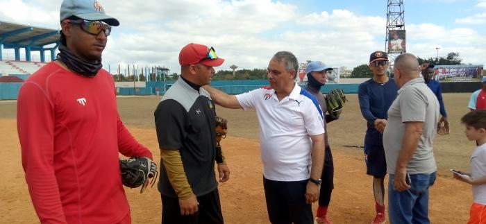 PIE DE FOTO

El presidente del Inder intercambia con el torpedero avileño Yorbis Borroto