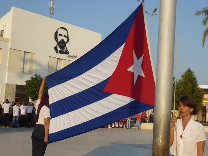 La simbólica Ceremonia de las Banderas formó parte del tributo al Padre de la Patria, en Bayamo, al conmemorarse el 149 aniversario de su caída en combate.