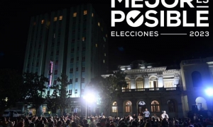Durante estos días de intercambio con el pueblo, en calidad de candidato a diputado, Díaz-Canel se ha reunido con multitud de personas, como sucedió la noche del jueves en el Parque Vidal, de Santa Clara. 
Foto: Estudios Revolución
