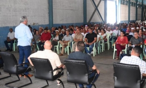 Presidente de Cuba intercambia electores en Villa Clara