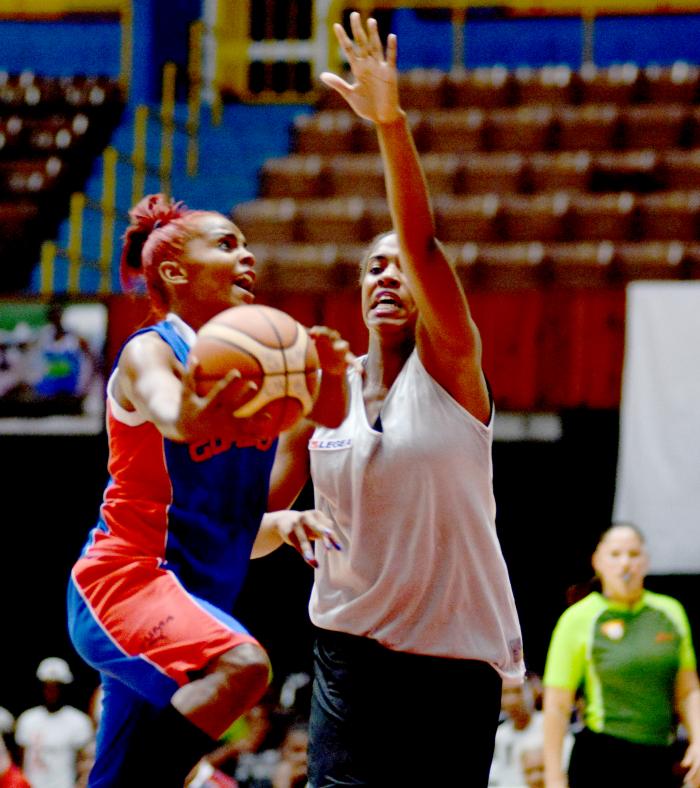 Final de la liga nacional de baloncesto F entre los equipos de Guantánamo y la Habana.