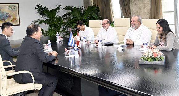 Primer Ministro cubano recibió al Embajador de Singapur