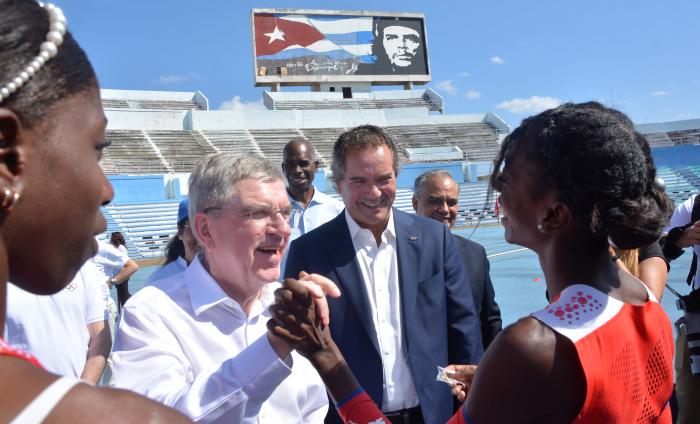 Tomas Bach Pdt Del COI visita Cuba   Estadio Panamericano