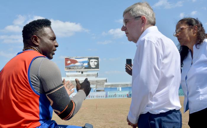 Tomas Bach Pdt Del COI visita Cuba   Estadio Panamericano