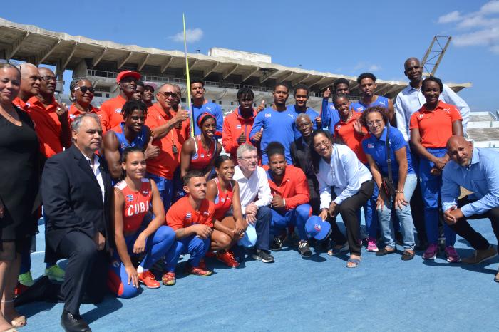 Tomas Bach Pdt Del COI visita Cuba   Estadio Panamericano