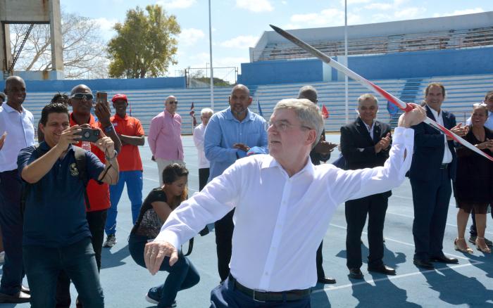 Tomas Bach Pdt Del COI visita Cuba   Estadio Panamericano