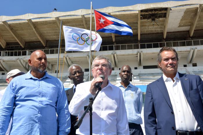 Tomas Bach Pdt Del COI visita Cuba   Estadio Panamericano