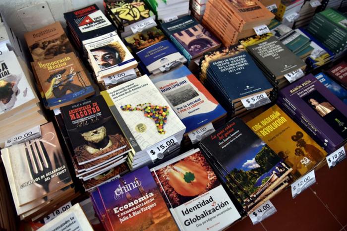 Comercialización de libros en la XXXI Feria Internacional del Libro de La Habana, en el Parque Histórico Militar Morro Cabaña