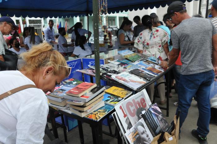 Cienfuegueros entusiastas en su Feria del Libro 