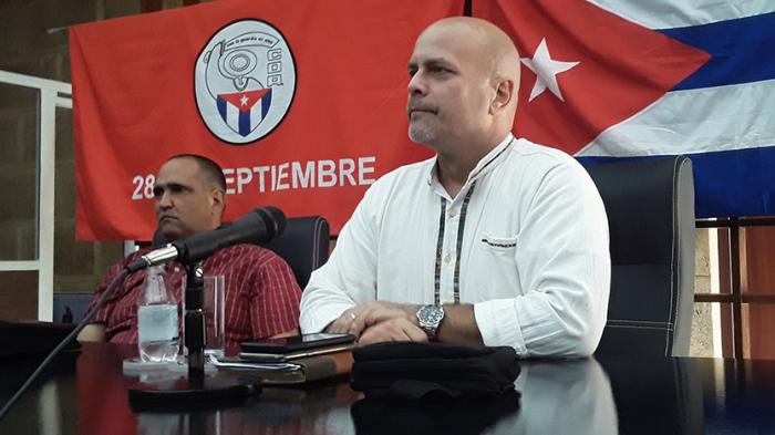 Gerardo hernández Nordelo, coordinador naciolnal de los CDR, junto a Liván Izquierdo Alonso se reúnen con integrantes de la mayor organizalción de masas de Cuba