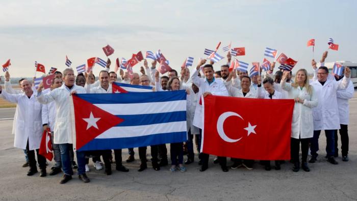 Regresan médicos cubanos de Türkiye