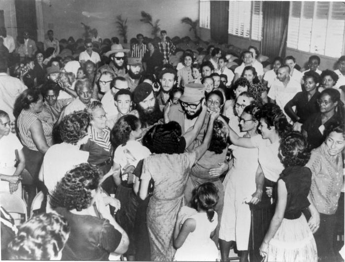 El Comandante Manuel Piñeiro se caracterizó por su capacidad organizativa y la fidelidad a Fidel y Raúl (en la foto aparece junto a Fidel). Foto: Archivo de Granma   