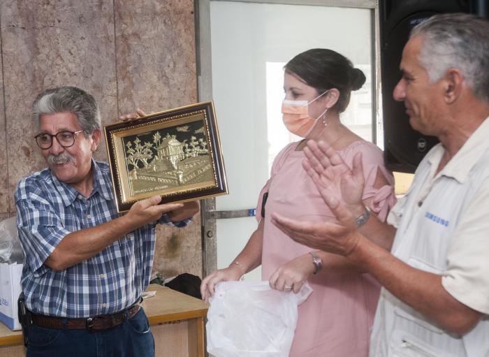 Reconocimiento a Juvenal Balán Neyra por el Premio Nacioal de periodismo José Martí durante la Actividad por el Día de la Prensa Cubana en el periódico Granma