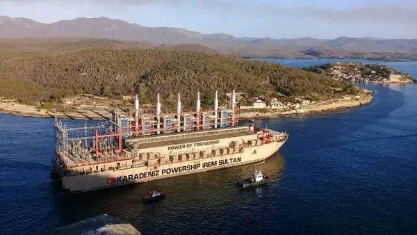 Temprano en la mañana enfiló la central flotante por el canal de la bahía santiaguera.