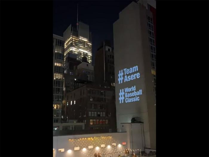 : En letras grandes y lumínicas, para que lo aprecien hasta los miopes en la distancia