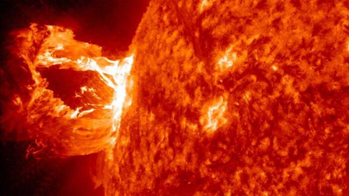 Las eyecciones de masa corporal son enormes explosiones de plasma solar y campos magnéticos de la atmósfera del Sol