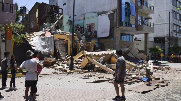 Cuantiosos daños materiales y pérdidas de vidas humanas dejó el sismo en Ecuador. foto: AP