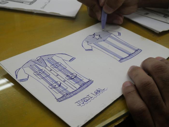 El diseñador Jordi Leal realizando un boceto. 