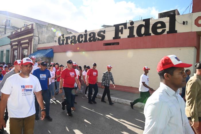 La marcha por las calles de Santa Clara fue una convocatoria masiva al voto unido en las elecciones del domingo. FOTOS: ESTUDIOS REVOLUCIÓN