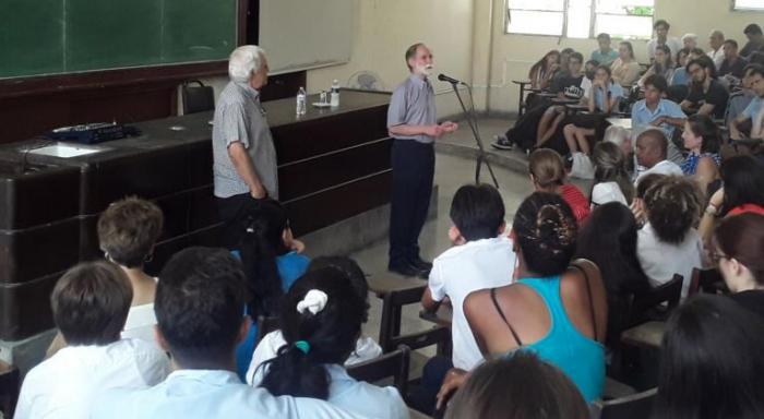 El eminente científico estadounidense Peter Agre sostuvo un intercambio con profesores, estudiantes e investigadores cubanos