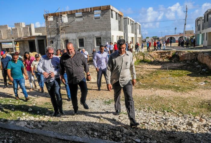 Recorrido 1er Ministro de la República de Cuba, Manuel Marrero Cruz, por la comunidad Caletones,  acompañado del Ministro de Turismo y por autoridades de la provincia Holguín.