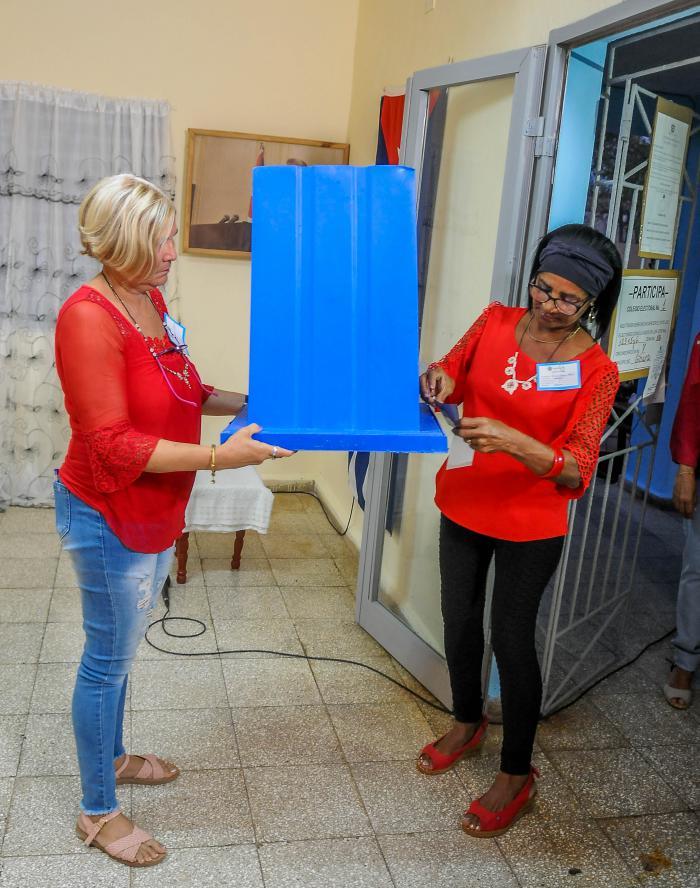 Colegio electoral de Holguín donde votó el Primer Ministro