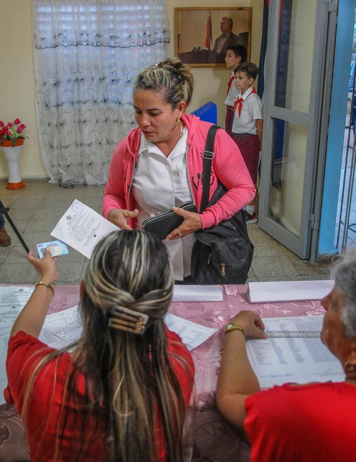 Colegio electoral de Holguín donde votó el Primer Ministro