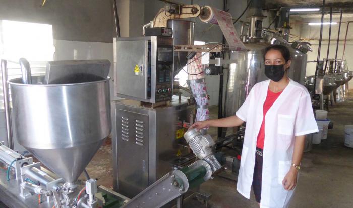 En la minindustria La Época, las máquinas para embolsar la producción y para el embotellado nunca han funcionado. Fotos del autor