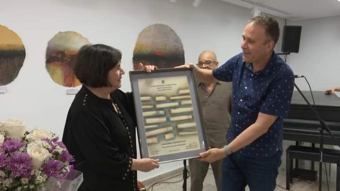La investigadora Juanamaría Cordones recibe el Premio Internacional Dulce María Loynaz. Foto: Cortesía de la Uneac.
