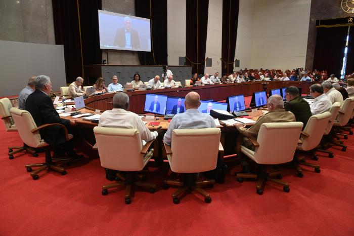 La mejor respuesta a la confianza mostrada por el pueblo en las elecciones es servirle con pasión, con compromiso, sin desgano, hasta las últimas consecuencias, valoró el Presidente cubano ante el Consejo de Ministros. foto: Estudios Revolución