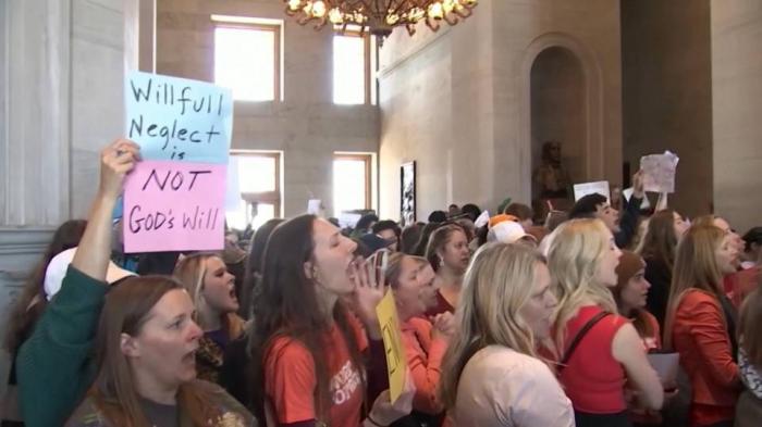 La protesta se produjo tras el tiroteo ocurrido este lunes en la escuela Covenant de Nashville, 