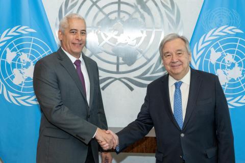 A la izquierda el diplomático cubano Gerardo Peñalver saluda al Secretario General de la ONU, Antonio Guterres