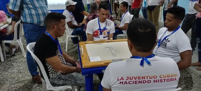 Los colaboradores cubanos con otro uniforme del Cuba. foto de la autora