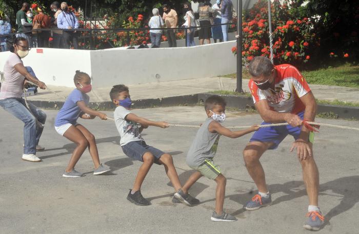 Transformando La Ciudad que Amamos; proyecto del barrio La Timba; niños en juego populares tirar de la soga.