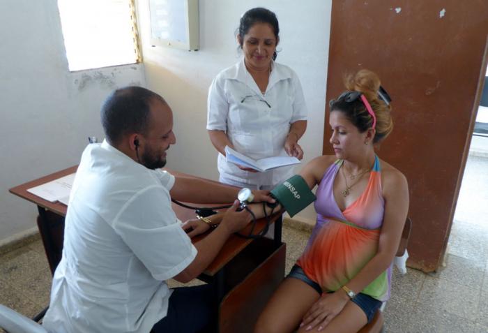 Para la atención primaria en la comunidad, Cuba dispone de 450 policlínicos y más de 11 000 consultorios del médico de la familia. foto: Germán Veloz Placencia 