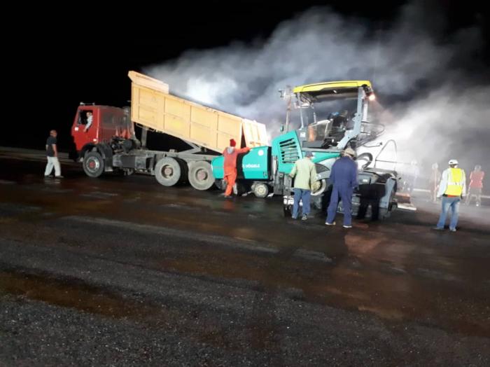Los trabajos de pavimentación en la pista comienzan a las 12: 00 de la noche y terminan a las 7:00 de la mañana