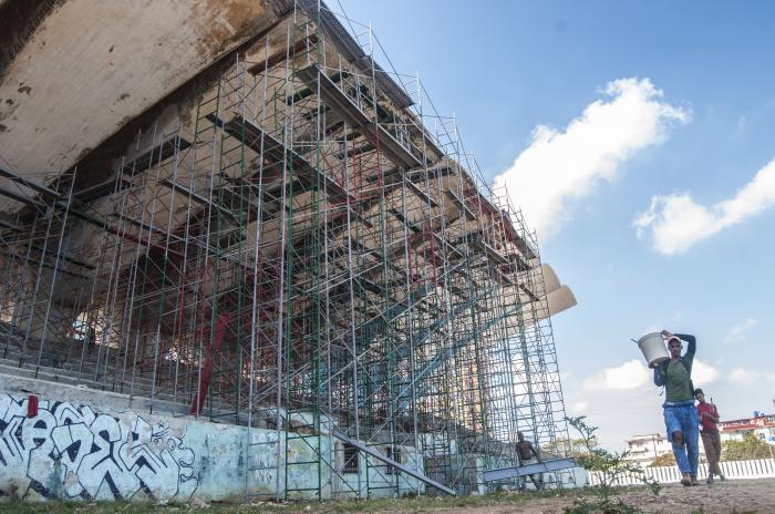 Labores de reconstrucción en el Centro Deportivo Comunitario José Martí.