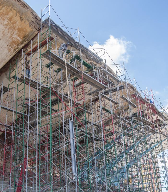 Labores de reconstrucción en el Centro Deportivo Comunitario José Martí.