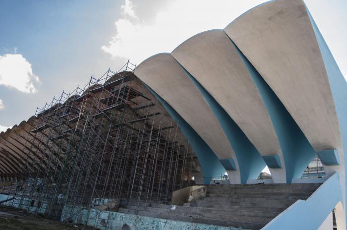 Labores de reconstrucción en el Centro Deportivo Comunitario José Martí.
