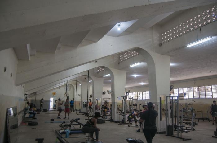 Labores de reconstrucción en el Centro Deportivo Comunitario José Martí.Área que comprende la parte baja de las gradas del tabloncillo, rentada por un particular para un gimnasio que brinda servicio a la comunidad