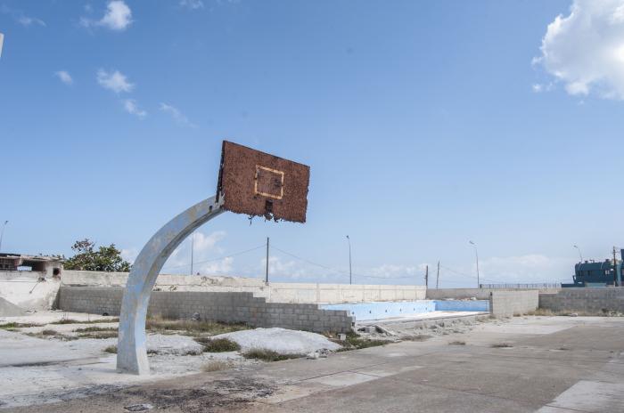 Labores de reconstrucción en el Centro Deportivo Comunitario José Martí.